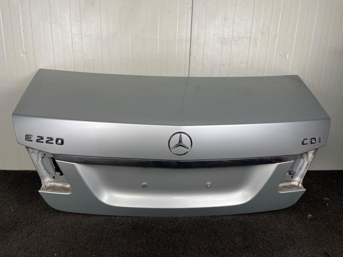 Używane Tylna klapa Mercedes E (W212) E-220 CDI 16V BlueEfficiency Cena € 150,00 Procedura marży oferowane przez van Sabben Parts