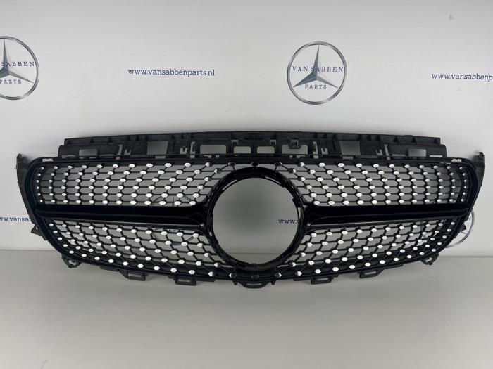 Begagnade Grill Mercedes E (C238) E-220d 2.0 Turbo 16V Pris € 125,00 Marginaltabell erbjuds av van Sabben Parts