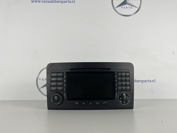 Używane Radio Mercedes ML II (164/4JG) 3.0 ML-320 CDI 4-Matic V6 24V Cena € 200,00 Procedura marży oferowane przez van Sabben Parts