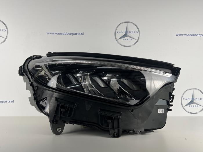Używane Reflektor prawy Mercedes GLC (X254) 2.0 300 16V 4-Matic Cena € 786,50 Z VAT oferowane przez van Sabben Parts