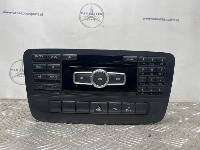 Używane Radio Mercedes A (W176) 1.5 A-180 CDI, A-180d 16V Cena € 100,00 Procedura marży oferowane przez van Sabben Parts