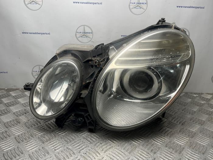Używane Reflektor lewy Mercedes E (W211) 3.0 E-280 CDI 24V Cena € 150,00 Procedura marży oferowane przez van Sabben Parts