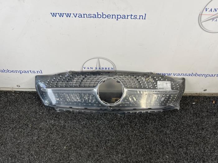 Nowe Grill Mercedes CLA (118.3) 1.3 CLA-200 Turbo 16V 4-Matic Cena € 302,50 Z VAT oferowane przez van Sabben Parts