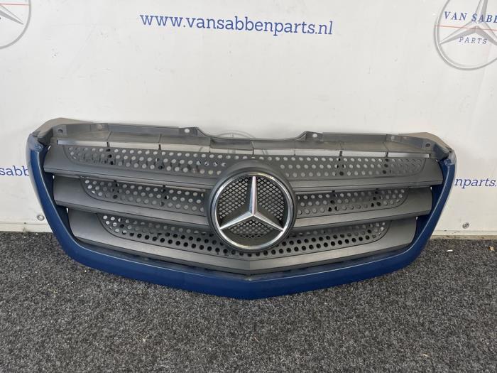 Używane Grill Mercedes Sprinter 3,5t (906.63) 313 CDI 16V 4x4 Cena € 121,00 Z VAT oferowane przez van Sabben Parts