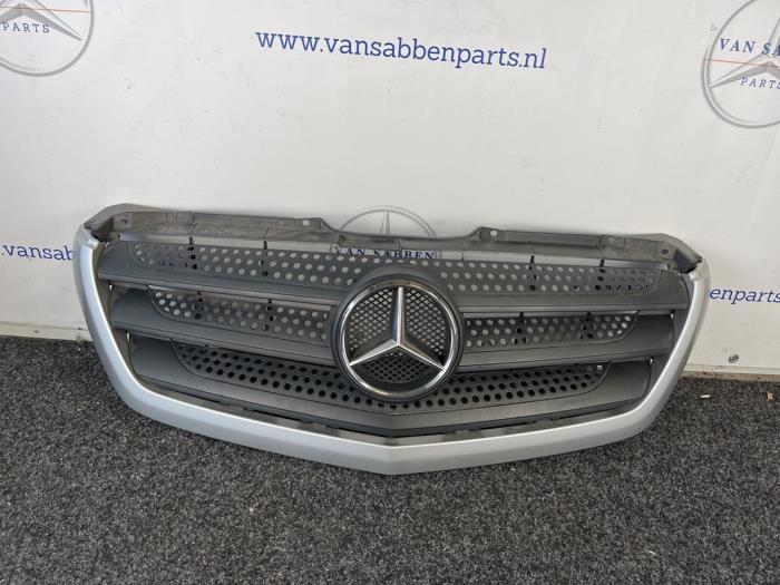 Używane Grill Mercedes Sprinter 3,5t (906.63) 313 CDI 16V 4x4 Cena € 121,00 Z VAT oferowane przez van Sabben Parts