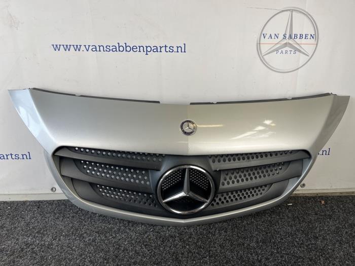 Używane Grill Mercedes Citan (415.6) 1.5 109 CDI Cena € 60,50 Z VAT oferowane przez van Sabben Parts