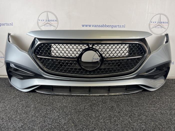 Używane Zderzak przedni Mercedes E (W214) E-400e 2.0 Turbo 16V 4-Matic Cena € 1.573,00 Z VAT oferowane przez van Sabben Parts