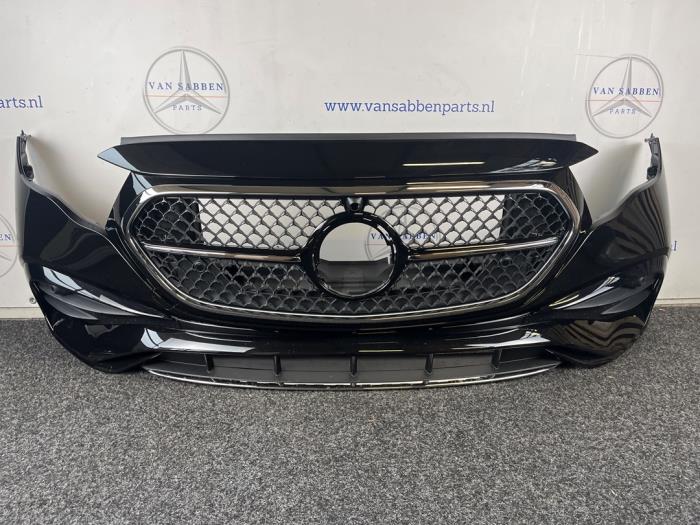 Używane Zderzak przedni Mercedes E (W214) E-400e 2.0 Turbo 16V 4-Matic Cena € 1.573,00 Z VAT oferowane przez van Sabben Parts