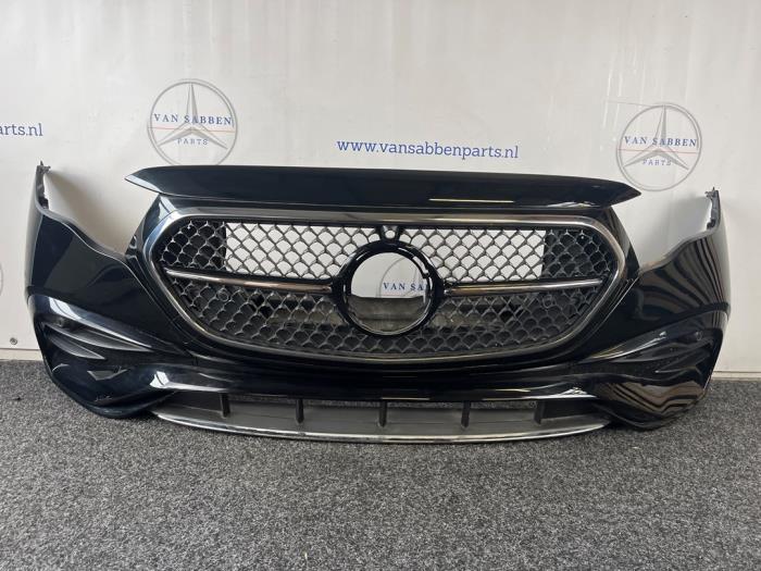 Używane Zderzak przedni Mercedes E (W214) E-400e 2.0 Turbo 16V 4-Matic Cena € 1.573,00 Z VAT oferowane przez van Sabben Parts
