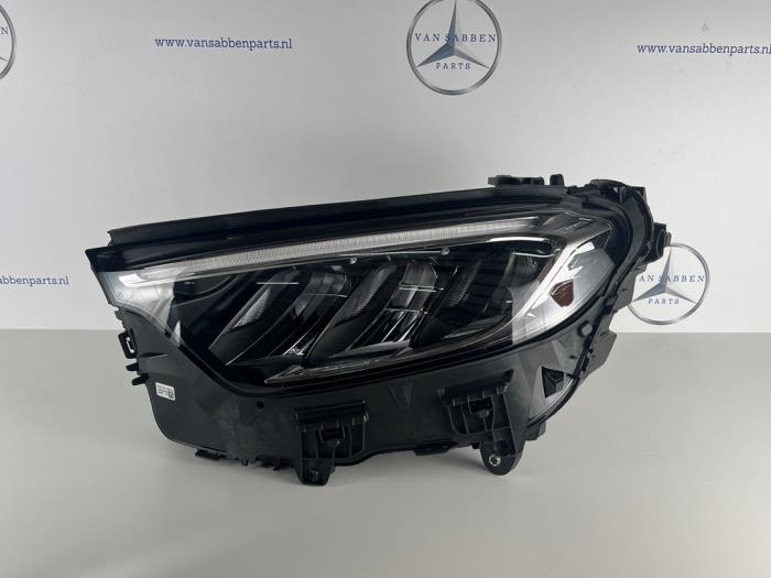 Używane Reflektor lewy Mercedes GLC (X254) 2.0 300 16V Cena € 1.028,50 Z VAT oferowane przez van Sabben Parts