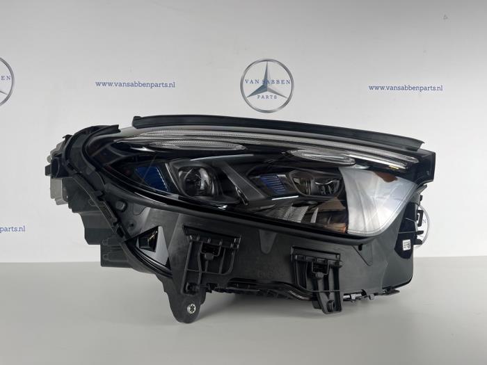 Używane Reflektor prawy Mercedes GLC (X254) 2.0 200 16V 4-Matic Cena € 1.149,50 Z VAT oferowane przez van Sabben Parts