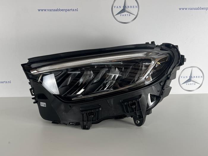 Używane Reflektor lewy Mercedes GLC (X254) 2.0 300 16V Cena € 1.028,50 Z VAT oferowane przez van Sabben Parts