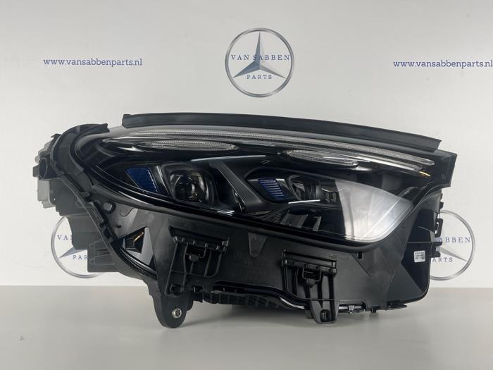 Używane Reflektor prawy Mercedes GLC (X254) 2.0 200d 16V 4-Matic Cena € 1.149,50 Z VAT oferowane przez van Sabben Parts