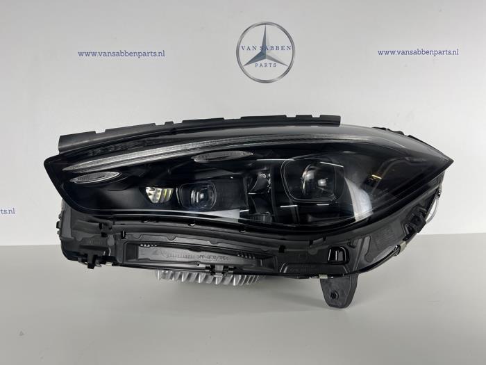 Używane Reflektor lewy Mercedes CLE (C236) 2.0 200 16V Cena € 1.331,00 Z VAT oferowane przez van Sabben Parts