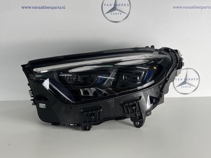 Używane Reflektor lewy Mercedes GLC (X254) 2.0 300 16V Cena € 1.149,50 Z VAT oferowane przez van Sabben Parts