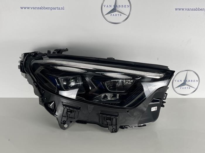 Używane Reflektor prawy Mercedes GLC (X254) 2.0 200d 16V 4-Matic Cena € 1.149,50 Z VAT oferowane przez van Sabben Parts