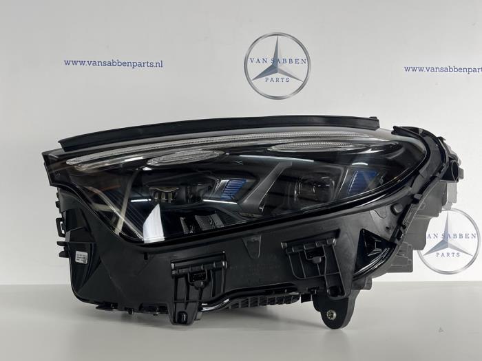 Używane Reflektor lewy Mercedes GLC (X254) 2.0 300 16V Cena € 1.149,50 Z VAT oferowane przez van Sabben Parts