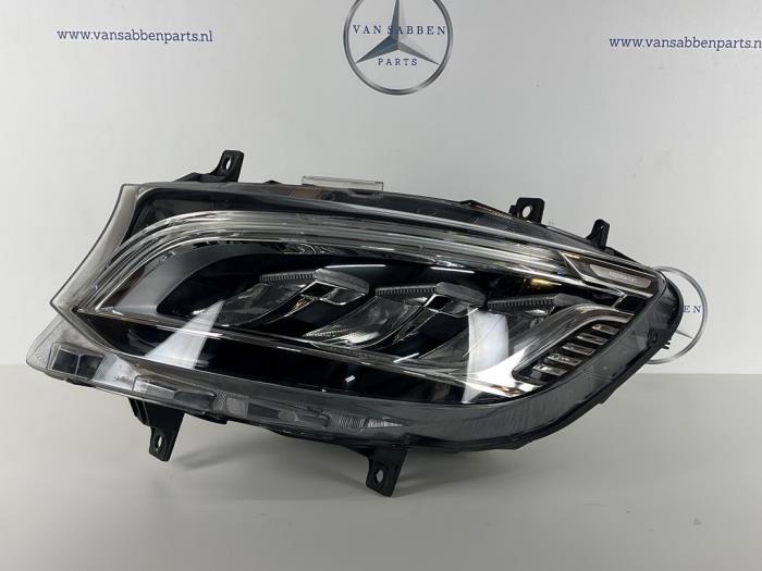 Używane Reflektor lewy Mercedes Sprinter 3,5t (907.6/910.6) 315 CDI 2.0 D RWD Cena € 847,00 Z VAT oferowane przez van Sabben Parts