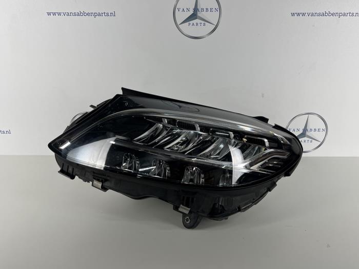Używane Reflektor lewy Mercedes C (W205) C-200d 2.2 16V Cena € 847,00 Z VAT oferowane przez van Sabben Parts