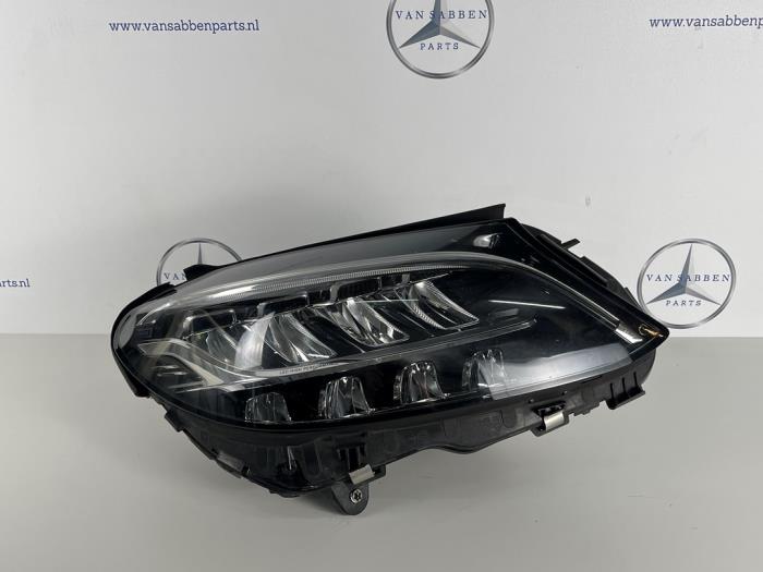 Używane Reflektor prawy Mercedes C (W205) C-200d 2.2 16V Cena € 847,00 Z VAT oferowane przez van Sabben Parts