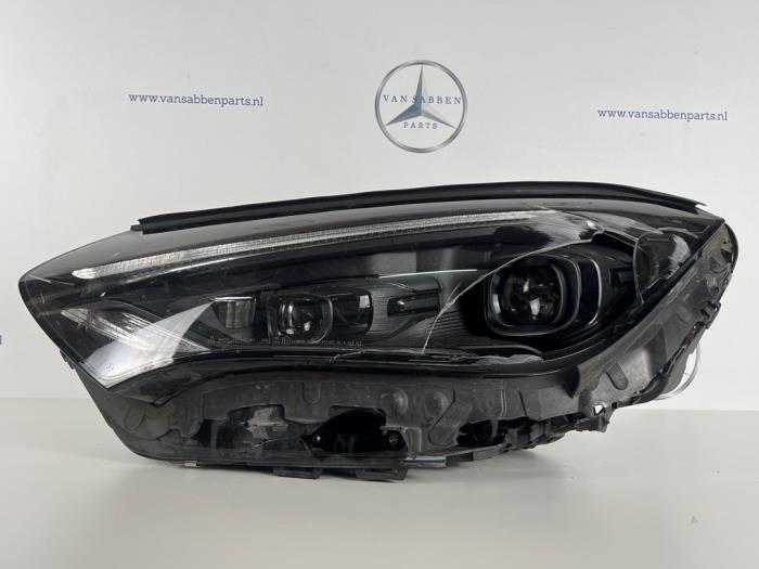 Używane Reflektor lewy Mercedes EQE (V295) 300 89/90 kWh Cena € 100,00 Procedura marży oferowane przez van Sabben Parts