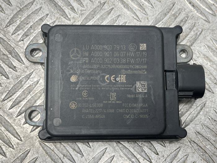 Radarsensor från en Mercedes-Benz E (W213) E-200d 2.0 Turbo 16V 2020