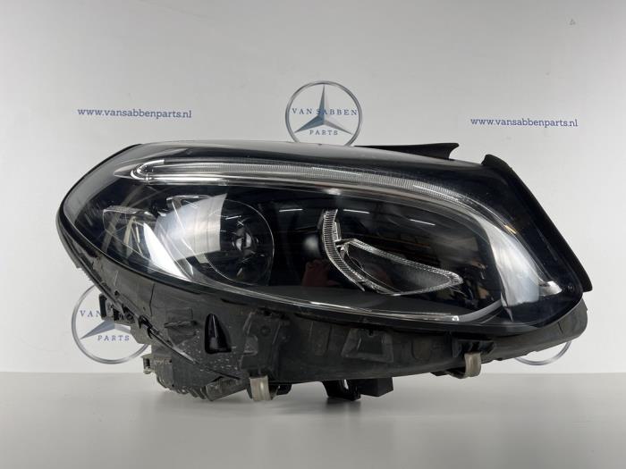 Używane Reflektor prawy Mercedes B (W246/W242) 1.6 B-160 BlueEFFICIENCY Turbo 16V Cena € 550,00 Procedura marży oferowane przez van Sabben Parts