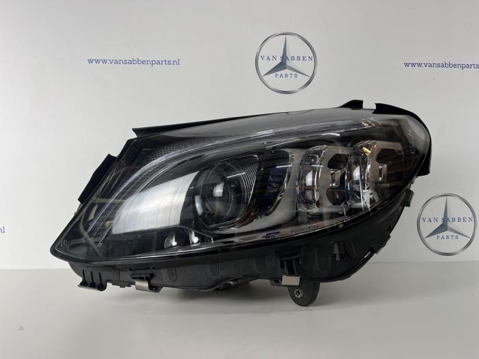 Używane Reflektor lewy Mercedes C (W205) C-180 1.6 16V Cena € 750,00 Procedura marży oferowane przez van Sabben Parts