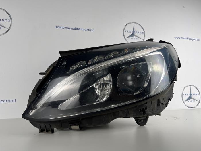Używane Reflektor lewy Mercedes C Estate (S205) C-180 BlueTEC, C-180 d 1.6 16V Cena € 600,00 Procedura marży oferowane przez van Sabben Parts