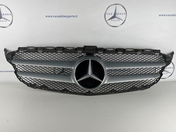 Używane Grill Mercedes C (W205) C-200d 2.2 16V Cena € 90,00 Procedura marży oferowane przez van Sabben Parts