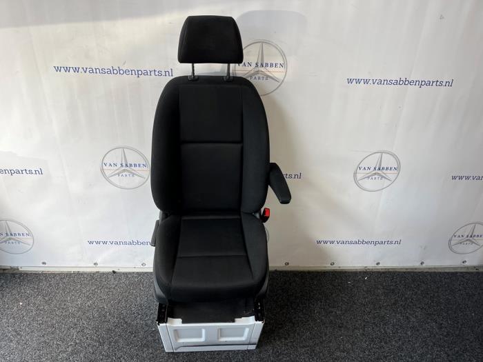 Używane Fotel prawy Mercedes Sprinter 3,5t (907.6/910.6) 314 CDI 2.1 D FWD Cena € 605,00 Z VAT oferowane przez van Sabben Parts