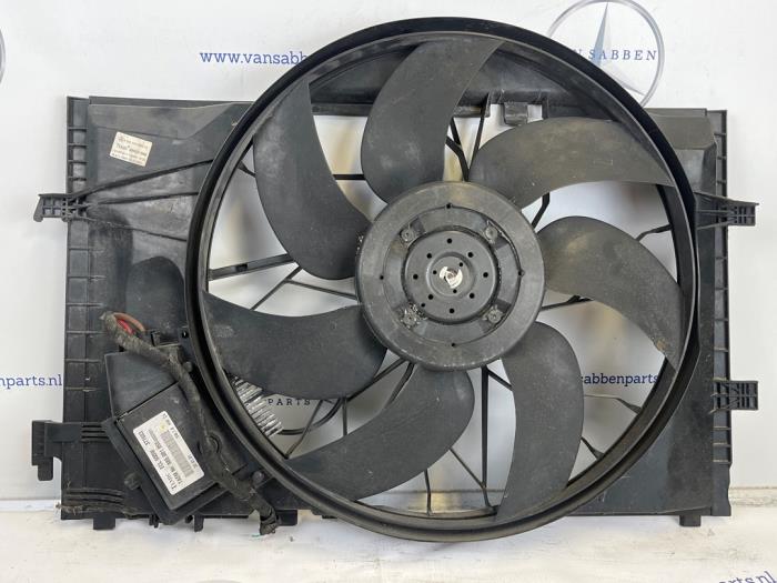 Używane Wentylator Mercedes C Combi (S203) 2.7 C-270 CDI 20V Cena € 75,00 Procedura marży oferowane przez van Sabben Parts