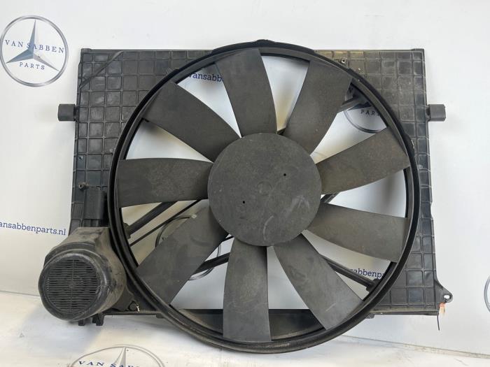 Używane Silnik wentylatora Mercedes ML I (163) 320 3.2 V6 18V Autom. Cena € 250,00 Procedura marży oferowane przez van Sabben Parts