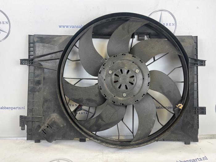 Używane Wentylator Mercedes C (W203) 1.8 C-180K 16V Cena € 60,00 Procedura marży oferowane przez van Sabben Parts