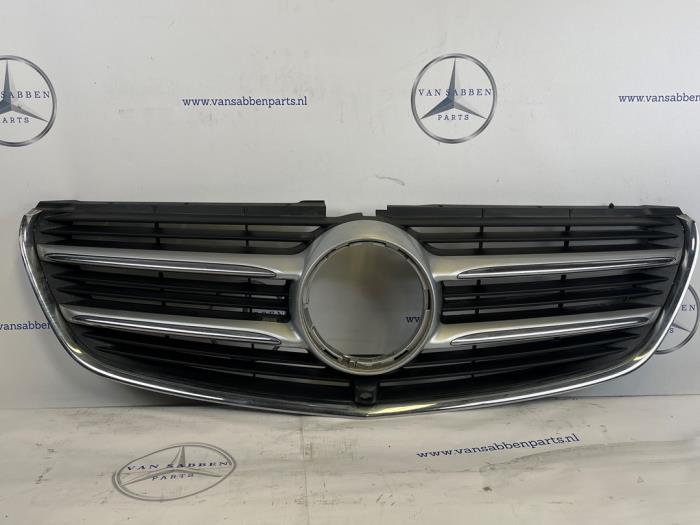 Używane Grill Mercedes V (447.8) 2.1 220 CDI, 220 d 16V 4-Matic Cena € 181,50 Z VAT oferowane przez van Sabben Parts