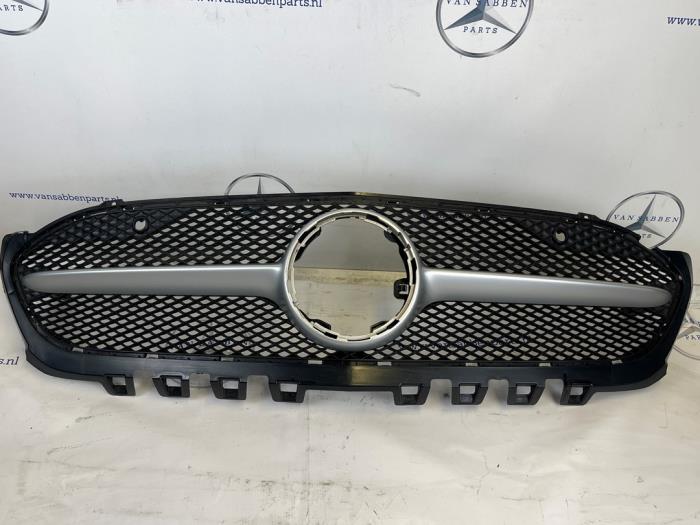Używane Grill Mercedes A (177.0) 1.3 A-180 Turbo 16V Cena € 175,00 Procedura marży oferowane przez van Sabben Parts