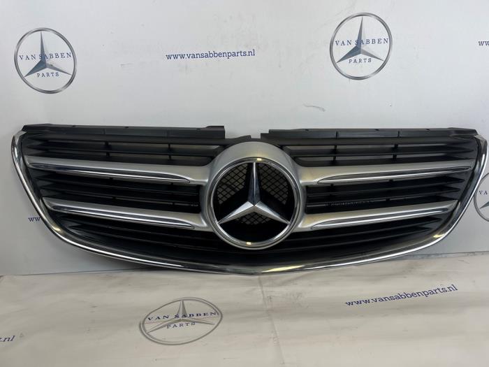 Używane Grill Mercedes V (447.8) 2.1 220 CDI, 220 d 16V 4-Matic Cena € 193,60 Z VAT oferowane przez van Sabben Parts