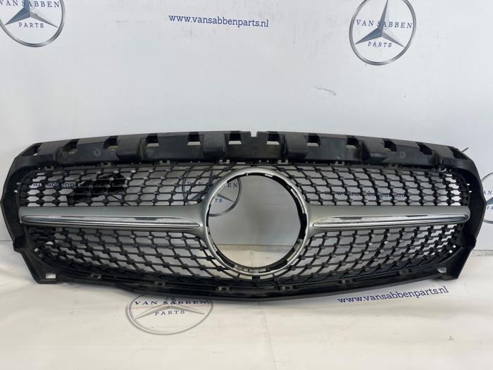 Używane Grill Mercedes CLA (117.3) 2.2 CLA-220 CDI, 220 d 16V Cena € 130,00 Procedura marży oferowane przez van Sabben Parts