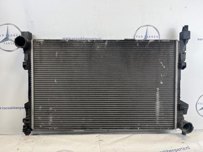 Używane Chlodnica Mercedes C Sportcoupé (C203) 2.2 C-200 CDI 16V Cena € 35,00 Procedura marży oferowane przez van Sabben Parts