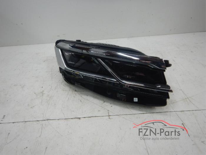 Używane Reflektor prawy Volkswagen Touareg Cena € 999,00 Z VAT oferowane przez FZN Parts