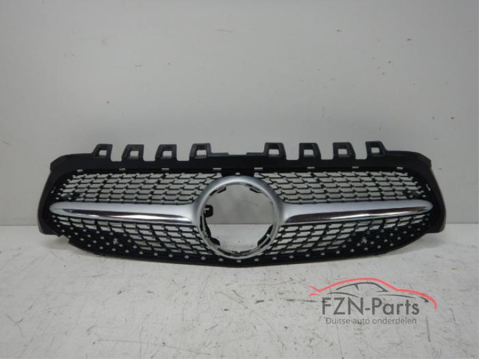 Begagnade Grill Mercedes CLA (117.3) Pris € 299,00 Inklusive moms erbjuds av FZN Parts