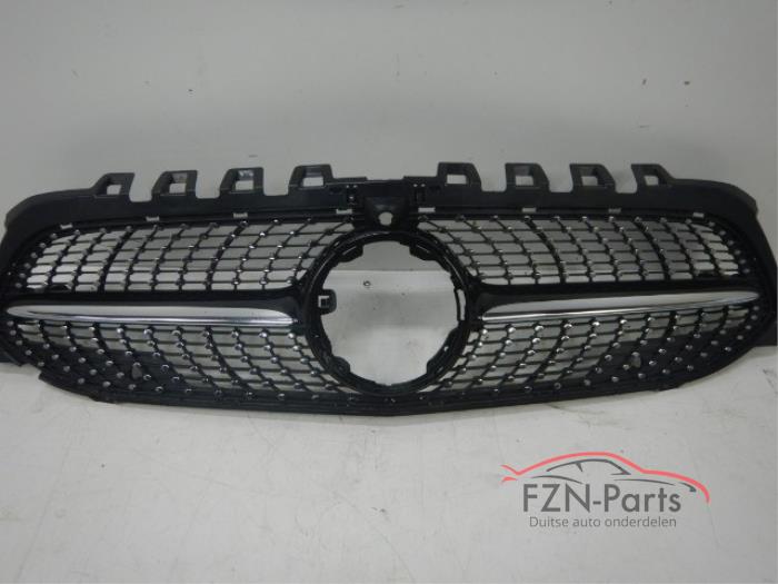 Begagnade Grill Mercedes A (177.0) 1.3 A-200 Turbo 16V Pris € 199,00 Inklusive moms erbjuds av FZN Parts