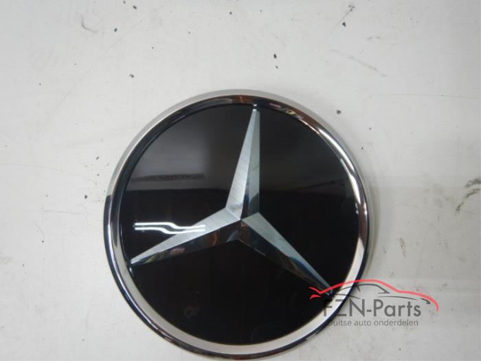 Używane Emblemat Mercedes C (W205) Cena € 199,00 Z VAT oferowane przez FZN Parts