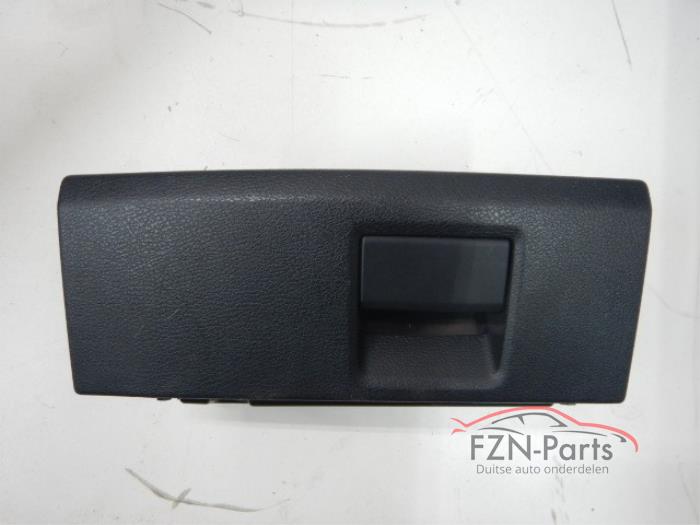 Używane Schowek Audi A3 Sportback (8VA/8VF) Cena € 39,00 Z VAT oferowane przez FZN Parts