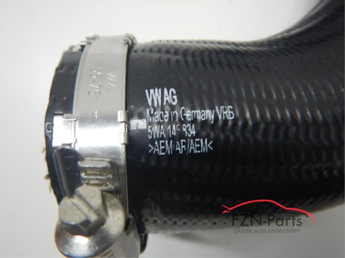 Intercooler Rohr van een Volkswagen Golf VIII (CD1) 2.0 TSI R 16V 4Motion 2024