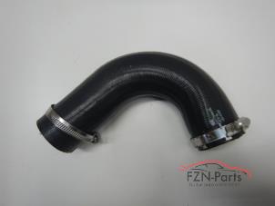 Intercooler Rohr van een Volkswagen Golf VIII (CD1) 2.0 TSI R 16V 4Motion 2024