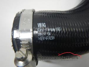 Intercooler Rohr van een Volkswagen Golf VIII (CD1) 2.0 TSI R 16V 4Motion 2024