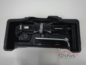 Begagnade Domkraftsset Audi A4 Pris € 99,00 Inklusive moms erbjuds av FZN Parts