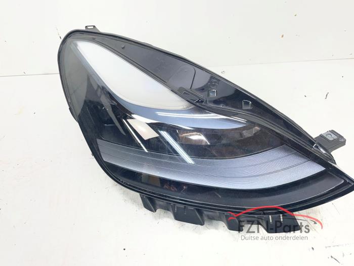 Używane Reflektor prawy Tesla Model 3 Cena € 499,00 Z VAT oferowane przez FZN Parts