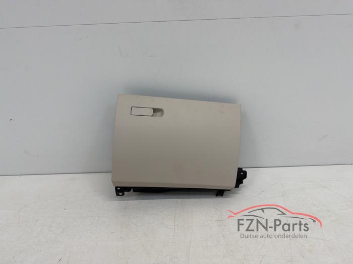 Begagnade Handskfack Mercedes GLB (247.6) 2.0 GLB-200d 4-Matic Pris € 99,00 Inklusive moms erbjuds av FZN Parts